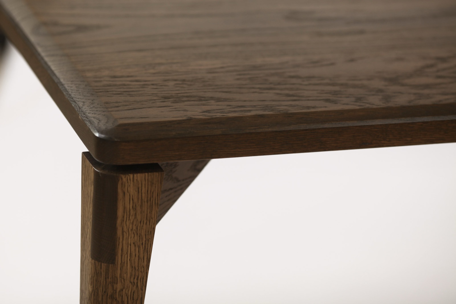 Close-up of the finished oak surface where the top meets the leg