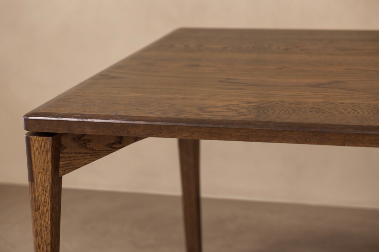 Corner of the Catalina top, showing the rounded edge and the bracket where the leg meets the apron